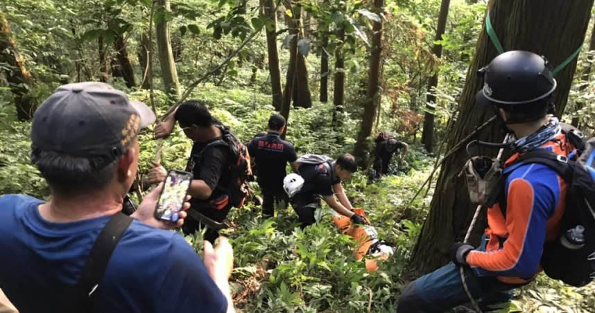 苗栗縣獅潭警義消人員在仙山搜尋墜落彭姓婦人。（圖／讀者提供、謝明俊苗栗傳真）