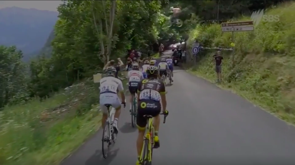 Ein Mountainbiker springt über Ausreißergruppe der Tour de France (Bild: SBS)