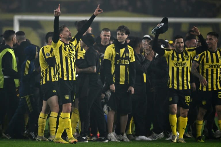 Jugadores de Peñarol celebran tras dejar por el camino a Flamengo y clasificar a semifinales de la Copa Libertadores, en duelo disputado en el estadio Campeón del Siglo, en Montevideo, el 26 de setiembre de 2024. (Eitan ABRAMOVICH)