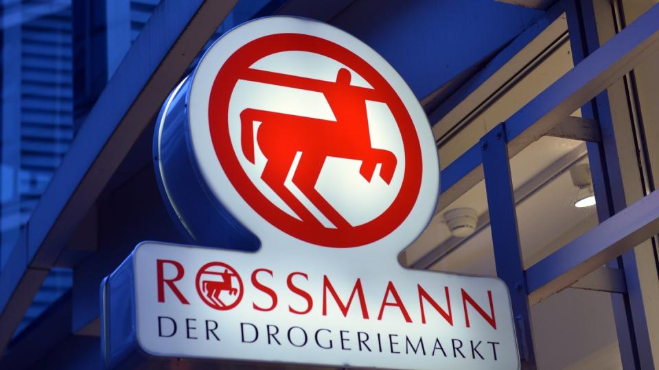 Weil ein Influencer die Werbung für Rossmann nicht eindeutig kennzeichnete, wurde die Drogeriekette jetzt verurteilt. (Bild: dpa)