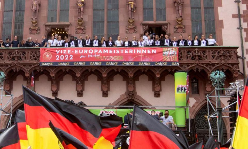 Fans welcome home the German national women’s football team 