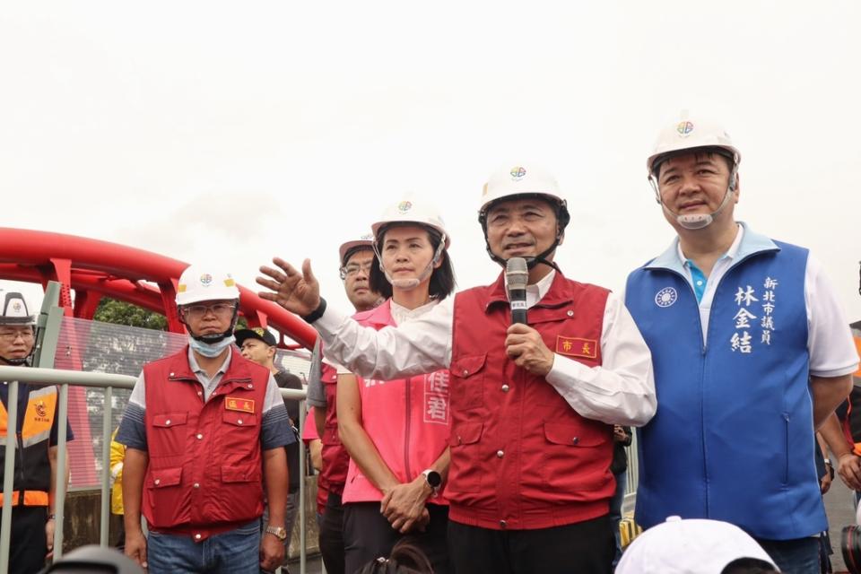 《圖說》侯友宜前往即將於9月底通車的三鶯大橋改建工程視察，要求相關人員上緊發條，密切關注大漢溪河水位變化，確保施工人員和機具安全，並保障市民生命財產。〈工務局提供〉