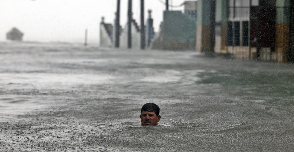 <p>Un hombre nada hoy, domingo 10 de septiembre del 2017, en una zona inundada del Malecón habanero en La Habana, Cuba. El huracán Irma se aleja a una velocidad de 13 kilómetros por hora de Cuba tras dejar “severas” inundaciones costeras en la noche por todo el litoral norte del occidente, donde se ubican La Habana y el polo turístico de Varadero, pero sus efectos aún se sentirán hoy con fuertes lluvias. EFE/Ernesto Mastrascusa </p>