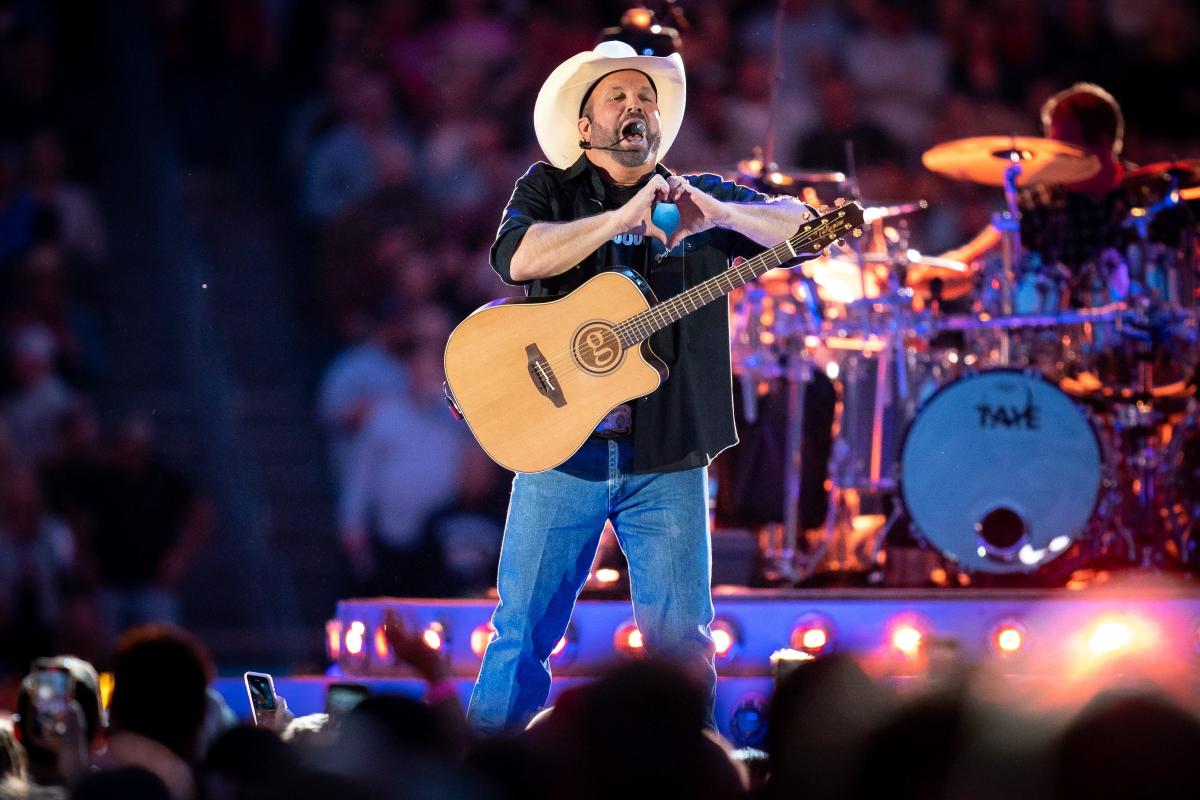 Garth Brooks Announces 14th Studio Album Time Traveler To Be