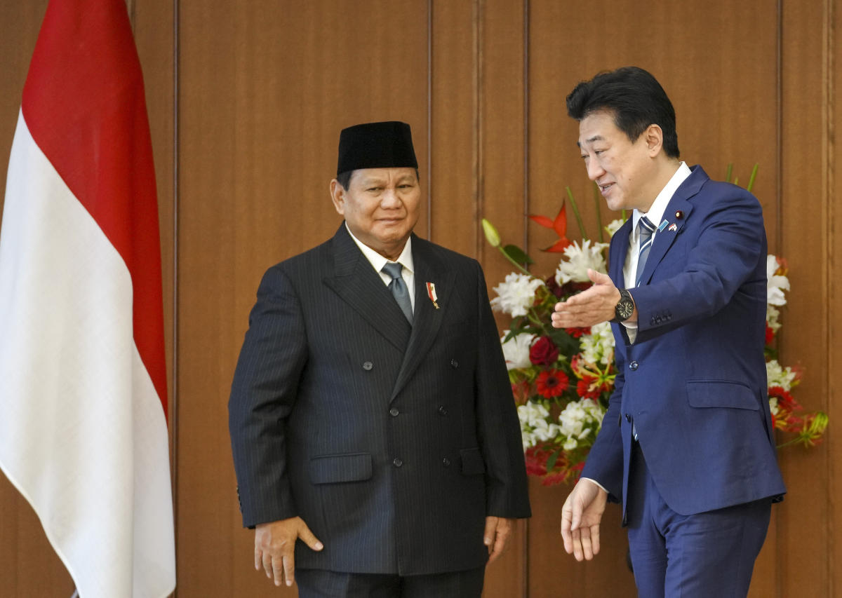 Presiden terpilih Indonesia ini diharapkan dapat semakin mempererat hubungan dengan Jepang setelah kunjungannya ke Tiongkok