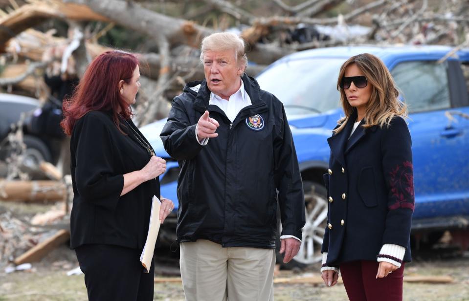 Ein anderes Bild zeigt Donald und Melania Trump im Gespräch mit einer Anwohnerin. (Bild: Getty Images)