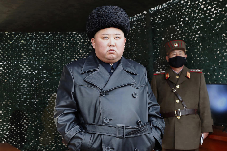 ARCHIVO - En esta fotografía de archivo del lunes 2 de marzo de 2020, facilitada por el gobierno norcoreano, se ve al gobernante Kim Jong Un cuando inspecciona unas maniobras militares en un lugar no revelado en Corea del Norte. (Agencia Telegráfica Central de Corea/Korea News Service vía AP)