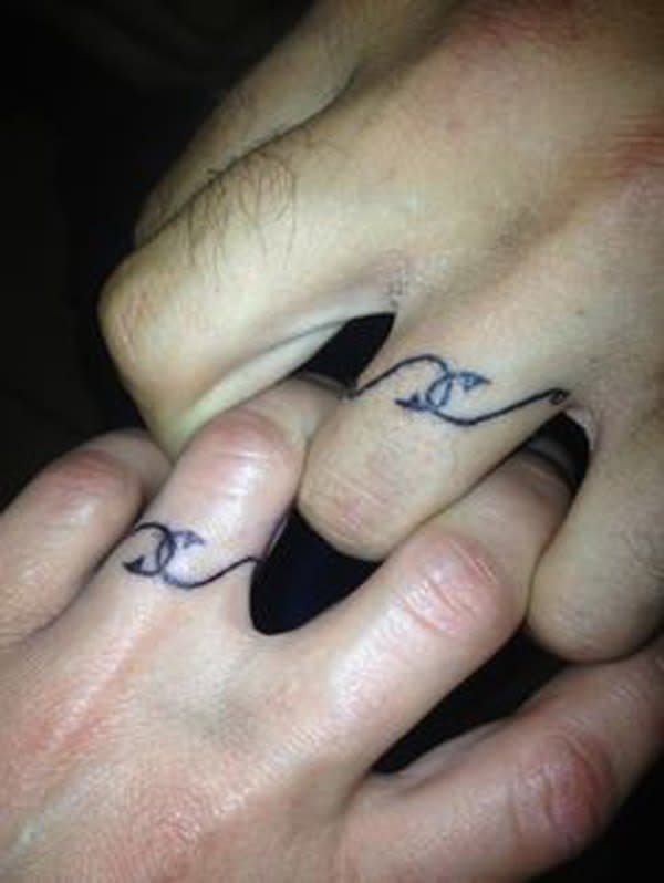 His and hers matching tattoos: wedding date in Roman numerals on ring  finger | Tatuering