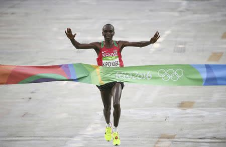 2016 Rio Olympics - Athletics - Final - Men's Marathon - Sambodromo - Rio de Janeiro, Brazil - 21/08/2016. Eliud Kipchoge (KEN) of Kenya wins the marathon. REUTERS/Sergio Moraes