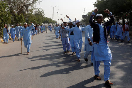 Supporters of the Tehreek-e-Labaik Pakistan, an Islamist political party, chant slogans as they walk to join the sit-in protest in Karachi, Pakistan November 25, 2017. REUTERS/Akhtar Soomro