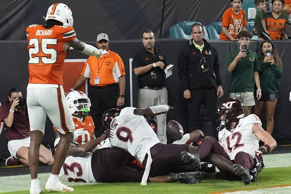 Penerima lebar Virginia Tech Da'Quan Felton (9) menjatuhkan bola setelah umpan menit terakhir di zona akhir selama paruh kedua pertandingan sepak bola perguruan tinggi NCAA melawan Miami, Jumat, 27 September 2024, di Miami Gardens, Florida ( Foto AP/Marta Lavandier)