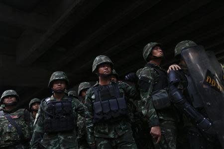 Soldiers take their positions as they face protesters against military rule in Bangkok May 25, 2014. REUTERS/Damir Sagolj