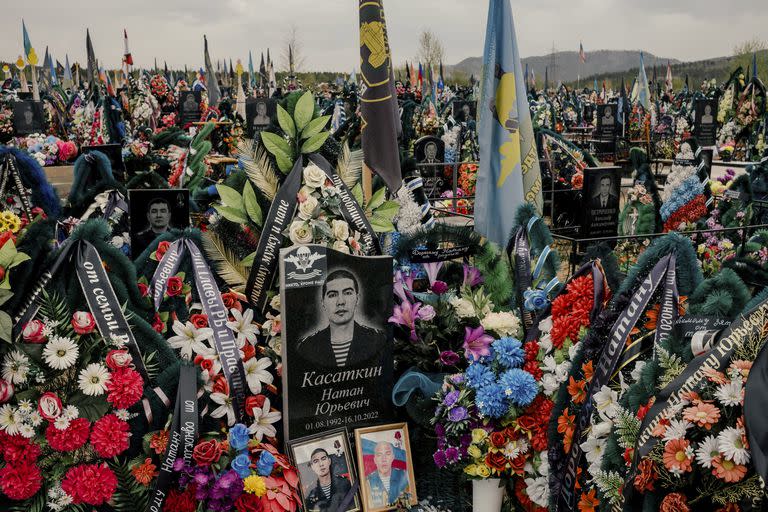 Un cementerio en Ulan-Ude, Rusia, donde se ha designado una sección entera para las bajas de la guerra, el 30 de mayo de 2023.