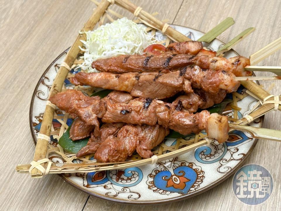 「菲律賓式街頭豬肉串」肉質嫩軟不柴，甜鹹好入口。