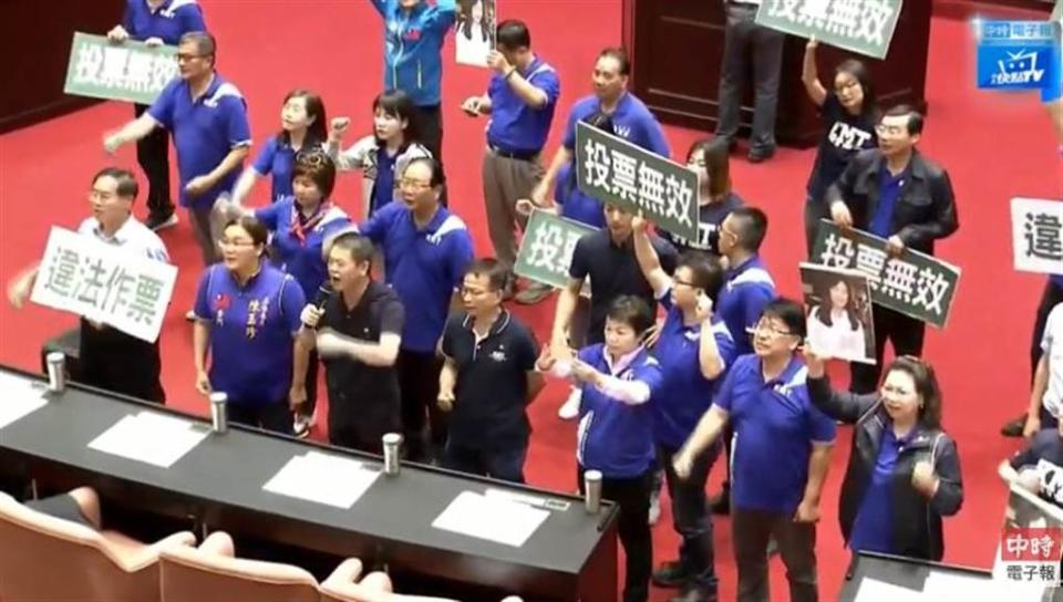 藍委在立院抗議昨陳瑩人不在場卻有投票紀錄，抗議「審查無效」。(取自直播畫面)