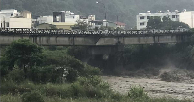 南投埔里守城橋發生橋面坍塌並有斷裂之虞。（圖／翻攝畫面）