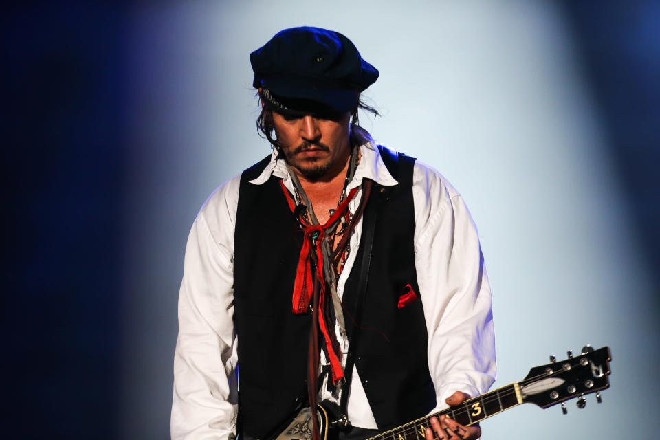 ***ARQUIVO*** Rio de Janeiro, RJ, BRASIL. 24 /09/ 2015 - Johnny Depp na guitarra. Quarto dia do Rock in Rio que completa 30 anos.  (Foto: Ricardo Borges/Folhapress)