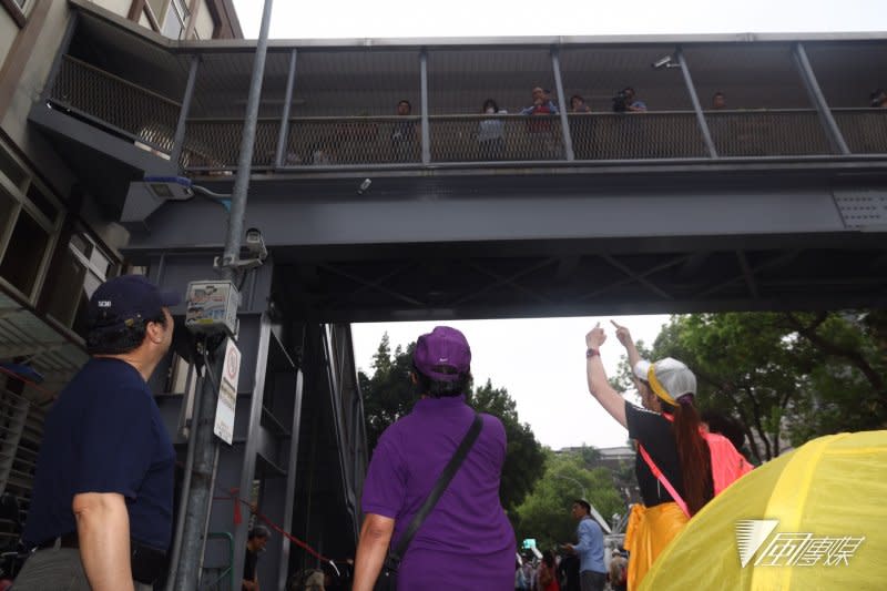 2017-04-19-反年金改革軍公教團體包圍立法院抗議-林淑芬於天橋上，遭民眾槍聲-曾原信攝