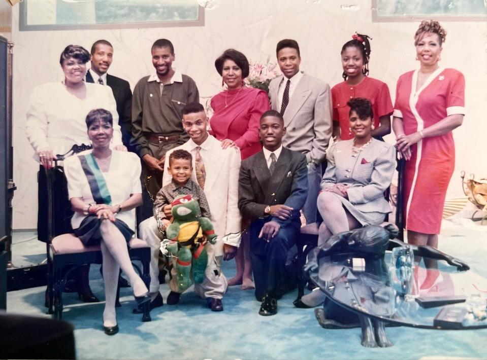 In a Franklin family photo from the late 1990s, Earline Franklin is pictured far right. Aretha Franklin (center) is in red.