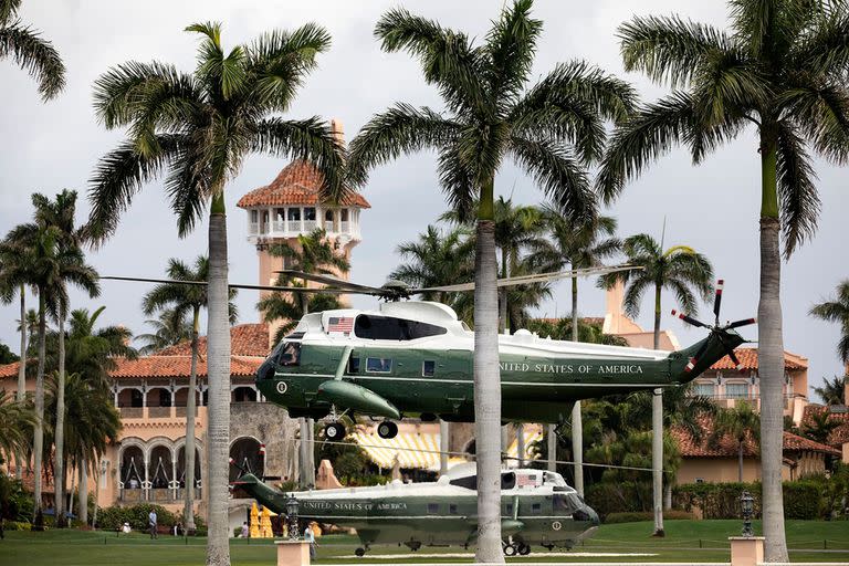 El helicóptero presidencial Marine One aterriza en Mar-a-Lago, junto a un helicóptero escolta que sobrevuela el lugar, en marzo de 2019 