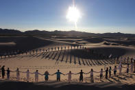 Une centaine de personnes se sont adonnées à une séance de yoga au Mexique dans des champs de dunes de Samalayuca, plus connus traditionnellement sous le nom de Los Medanos. (Photo : Herika MARTINEZ / AFP)
