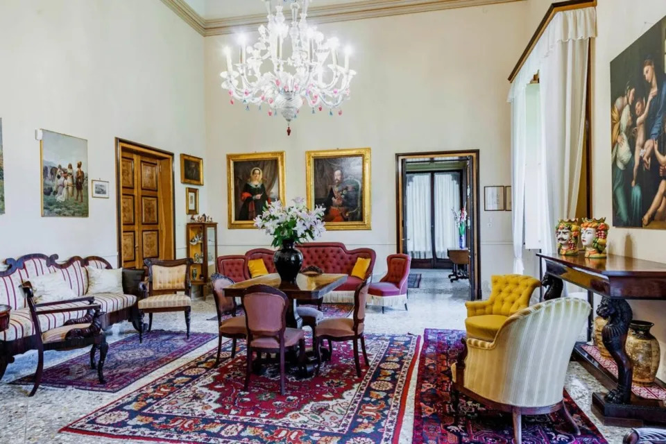 <p>Las diferentes estancias cuentan con techos artísticos, pinturas que la familia propietaria ha ido recopilando y muebles elegantes. (Foto: <a href="http://www.italy-sothebysrealty.com/en/buy/luxury-properties-for-sale/acireale-magnificent-castle-dating-back-to-1800-with-private-park-6397.html" rel="nofollow noopener" target="_blank" data-ylk="slk:Italy Sotheby's International Realty" class="link ">Italy Sotheby's International Realty</a>).</p> 