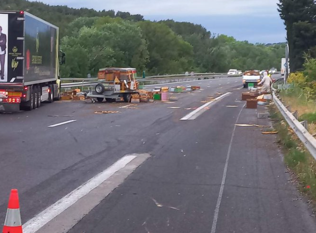 Des dizaines de ruches se sont renversées ce lundi 6 mai sur l’autoroute A7, la circulation a été coupée.