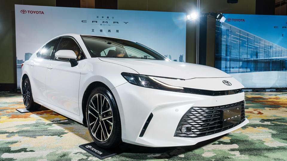 這一代Camry 外觀十分動感，走的是新世代設計語彙，車頭採雙髻鯊造型。（圖／林昱丞攝影）