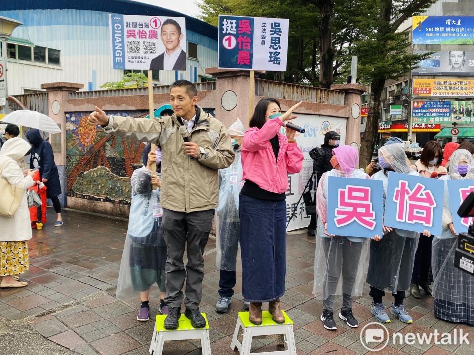 民進黨立委補選候選人吳怡農今在立委吳思瑤陪同下站路口。   圖：周煊惠 / 攝