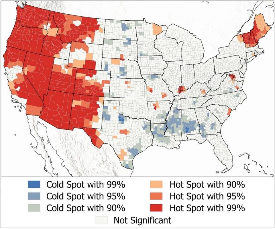 A map shows observation hotspots in the West, with fewer sightings in the East and central regions.