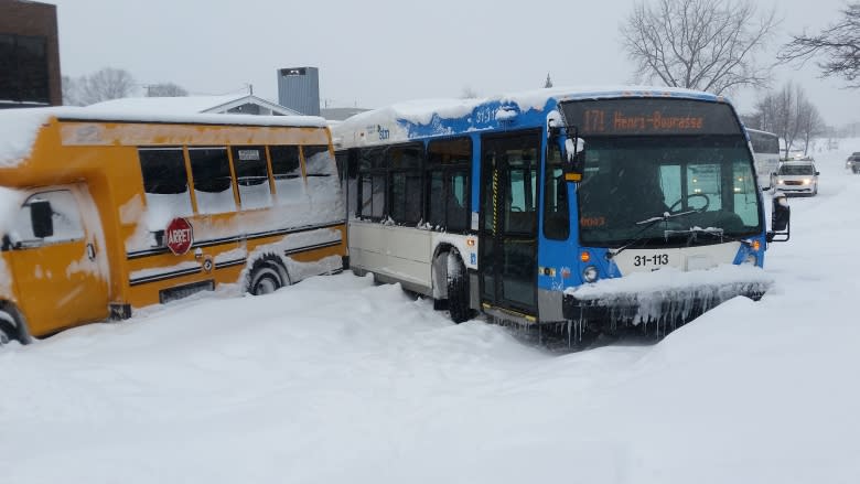 Montreal commuters band together to free STM buses stuck in snow