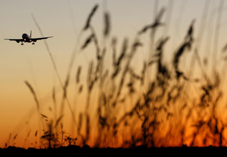 An EasyJet aircraft comes into landing during sunset at East Midlands airport, central England October 5, 2008. British low-cost airline EasyJet Plc said its passenger volumes climbed over 22 percent in September to 4.2 million, highlighting continued strong growth among budget carriers despite the economic downturn.   REUTERS/Darren Staples   (BRITAIN)