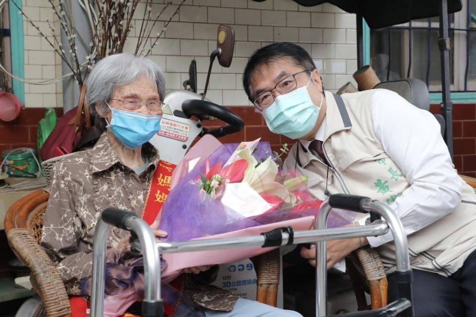 市長黃偉哲(右)前往安定區，向九十八歲慈暉媽媽王鄭西祝賀。(市府提供)