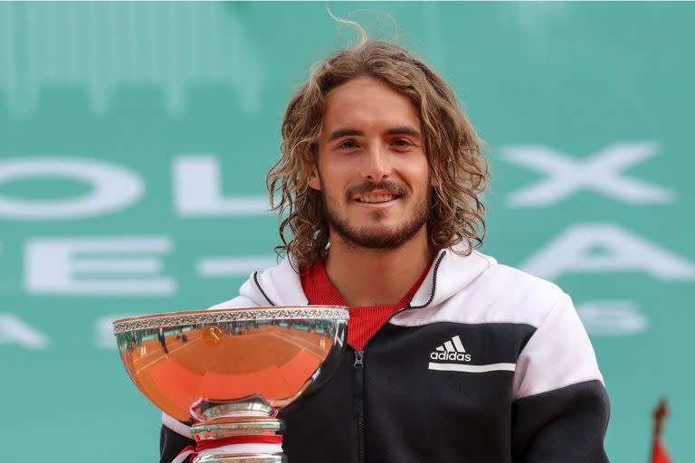 El griego Stefanos Tsitsipas con el trofeo de campeón del Masters 1000 de Montecarlo, tras superar en la final al ruso Andrey Rublev.