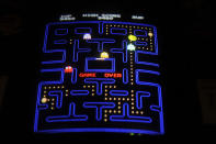 <p><b>Il successo</b>. Pac-Man è stato uno dei videogiochi più venduti di sempre, inizialmente su piattaforme arcade (nelle sale giochi) e poi praticamente su qualsiasi console arrivata sul mercato. Lo scopo del gioco è molto semplice: Pac-Man deve mangiare tutti i puntini presenti senza essere toccato da quattro fantasmi che lo inseguono (Photo By AAron Ontiveroz/The Denver Post via Getty Images) </p>