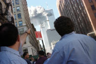 Varios peatones reaccionan al ver las Torres Gemelas en llamas, tras el impacto de dos aviones contra ellas. <br><br>Foto: REUTERS/Stringer