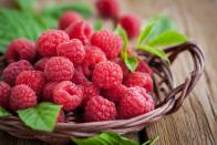 <p><strong><strong><strong><strong><strong><strong><strong><strong><strong><strong><strong><strong>Quantity:</strong></strong></strong></strong></strong></strong></strong></strong></strong></strong></strong> </strong>3/4 cup raspberries</p><p><strong>Per serving:</strong> 50 calories, 1.4 g protein, 12.1 g carbs, 0 g fat</p>