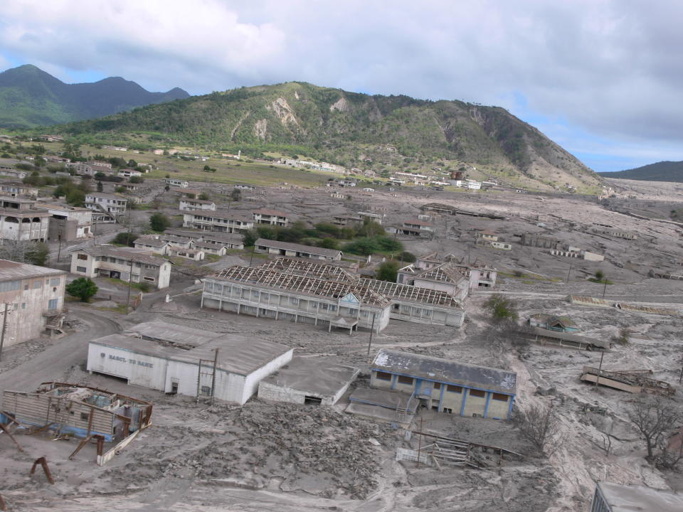 PLYMOUTH (MONTSERRAT). El destino de la capital de esta isla británica de las Antillas menores se vio truncado por la erupción devastadora del volcán Soufriere Hills de 1995. Luego, en 1997, una lluvia de piroclastos obligó la evacuación definitiva de unos 4.000 habitantes tras la destrucción de cerca del 80 por ciento de la ciudad. Las cenizas alcanzaron 1,4 metros de altura. Wailunip/Wikimedia.Commons