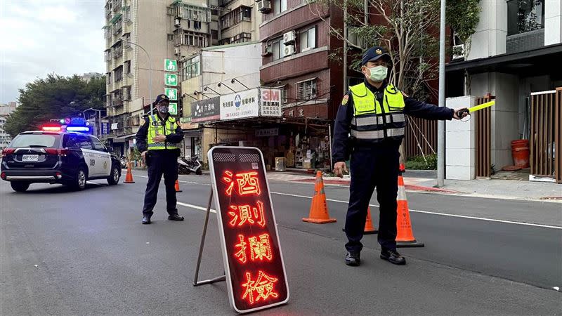 警方執行酒駕攔檢勤務。（示意圖／資料畫面）