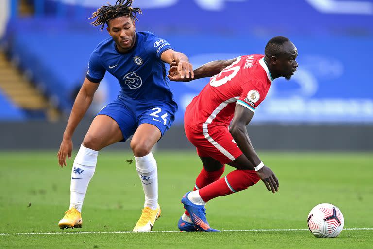 20 de septiembre de 2020, Inglaterra, Londres: Reece James de Chelsea y Sadio Mane de Liverpool luchan por el balón durante el partido de fútbol de la Premier League inglesa entre Chelsea y Liverpool en Stamford Bridge.