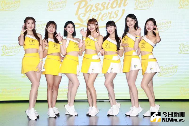 ▲中信兄弟啦啦隊Passion Sisters去年的6位練習生正式加入，還有新成員少鹽。（圖／記者吳翊緁攝）