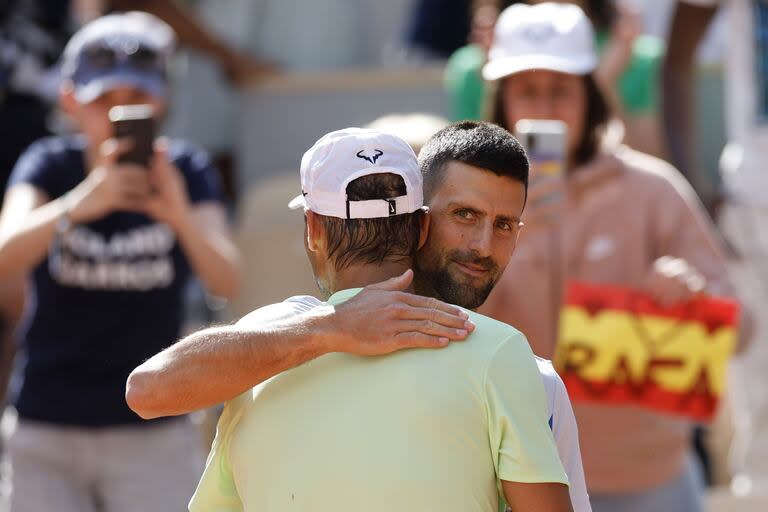 El saludo entre Nadal y Novak Djokovic, el único rival que lo venció dos veces en París, en el sábado previo al comienzo del torneo