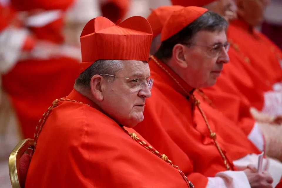 El Cardenal Raymond Leo Burke asiste al Consistorio para la creación de nuevos cardenales dirigido por el Papa Francisco en la Basílica de San Pedro.