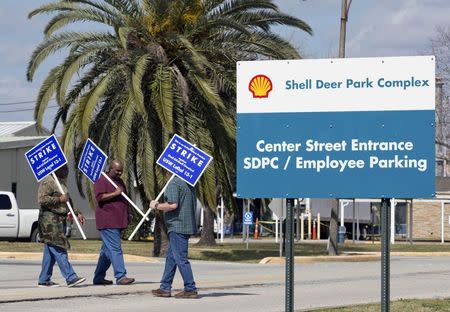 Workers from the United Steelworkers (USW) union walk a picket line outside the Shell Oil Deer Park Refinery in Deer Park, Texas February 1, 2015. REUTERS/Richard Carson