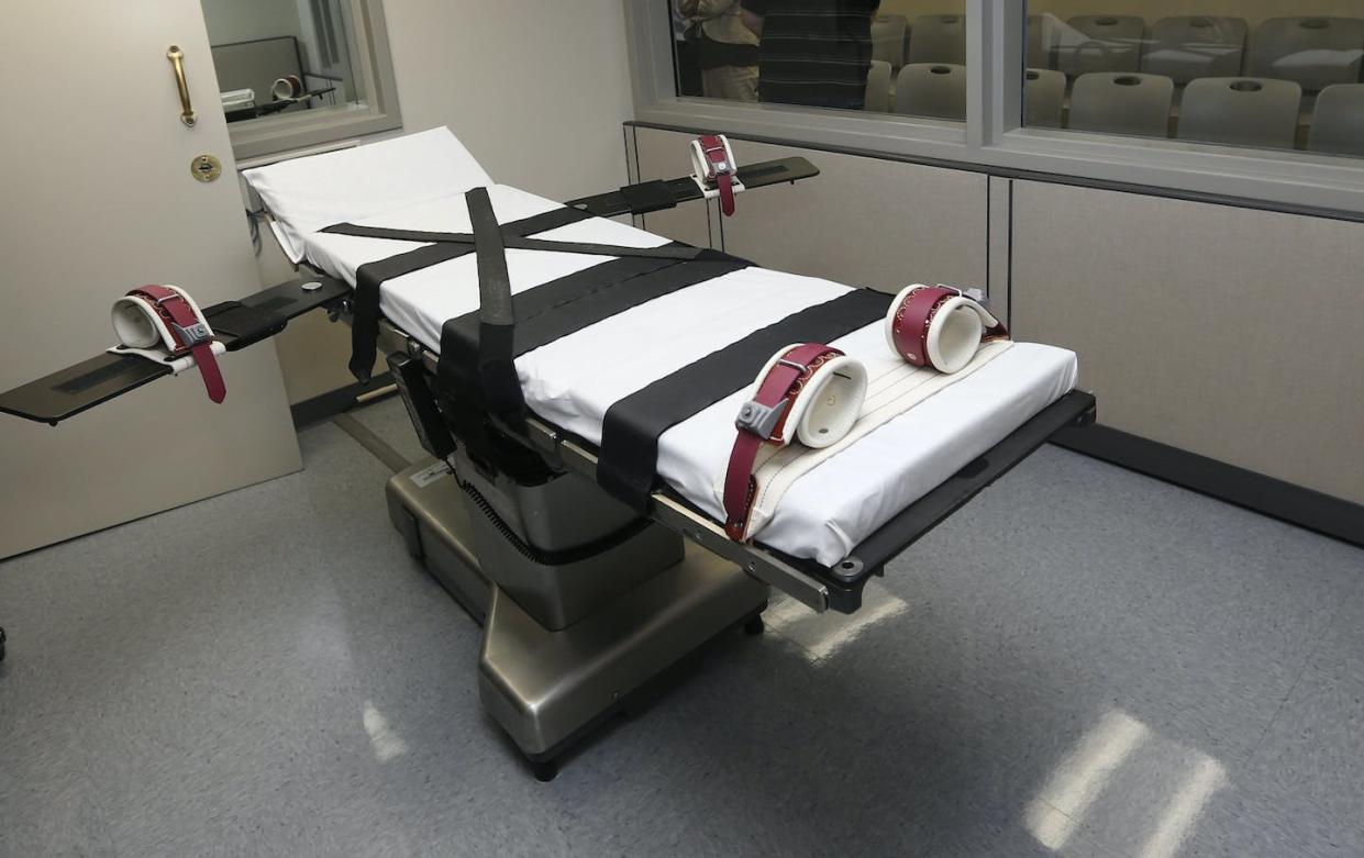 In some cases, death row inmates have been strapped to the gurney for hours. <a href="https://newsroom.ap.org/detail/DeathPenaltyProblemsExplainer/86ba64530aa64b6ba241c943b619f14a/photo?Query=alabama%20execution&mediaType=photo&sortBy=arrivaldatetime:desc&dateRange=Anytime&totalCount=68&currentItemNo=2" rel="nofollow noopener" target="_blank" data-ylk="slk:AP Photo/Sue Ogrock;elm:context_link;itc:0;sec:content-canvas" class="link ">AP Photo/Sue Ogrock</a>