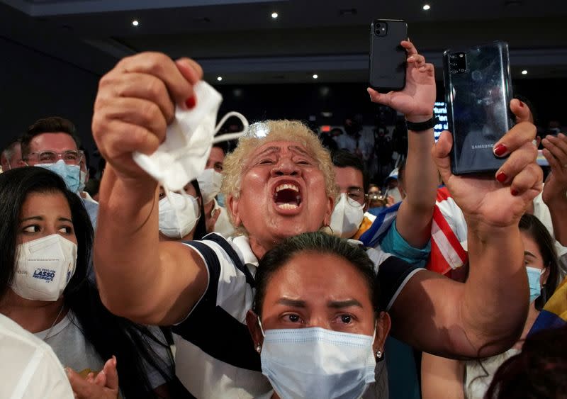 Seguidores de Guillermo Lasso celebran tras ganar las elecciones presidenciales en Guayaquil, Ecuador.