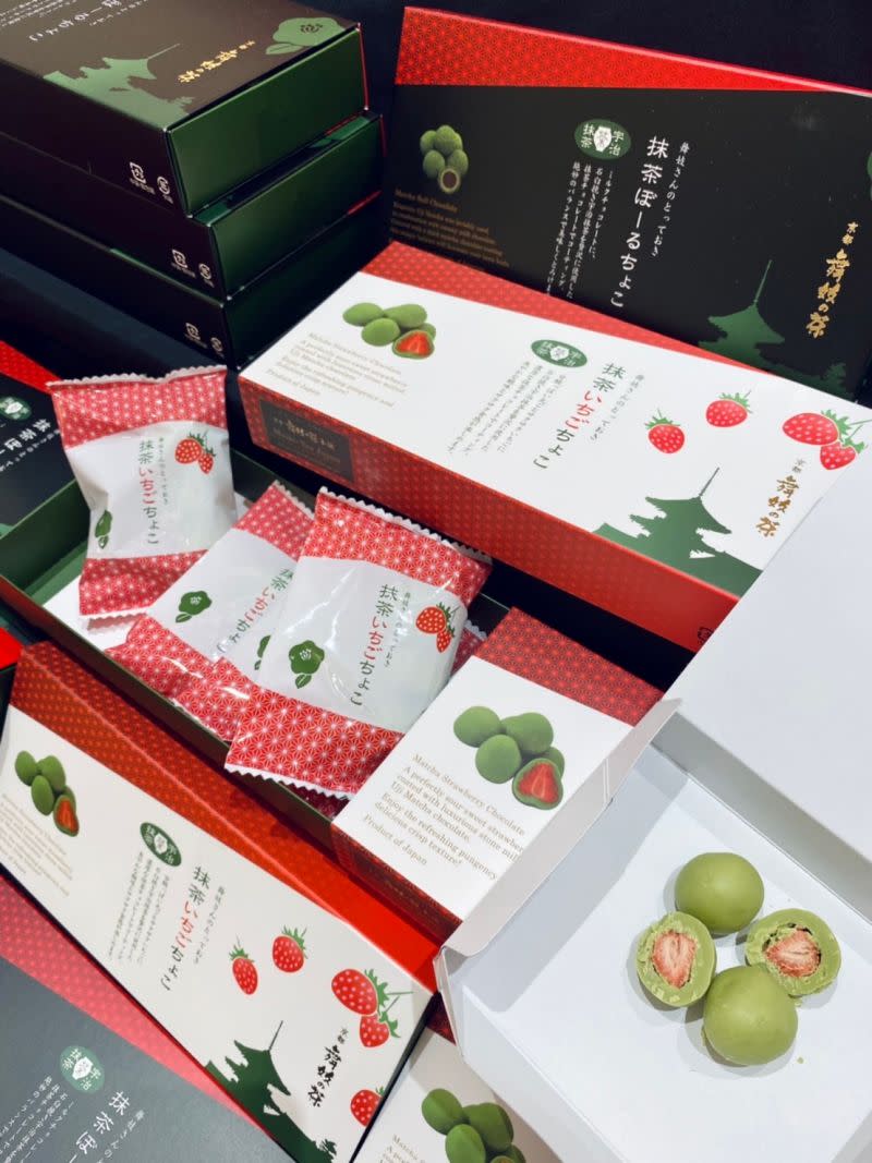 ▲初登場的製茶名店舞妓の茶本舖，帶來結合乾燥草莓與抹茶巧克力風味的抹茶草莓可可球。（圖／記者蕭涵云攝）