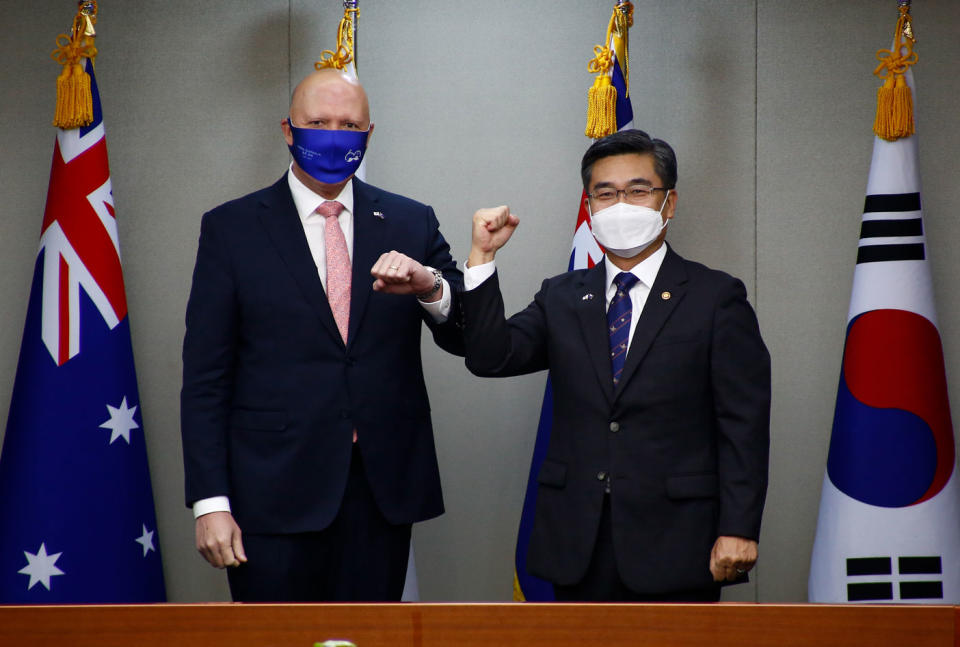 Peter Dutton did not know what to do when Minister of National Defense of the Republic of Korea, Suh Wook, went in for an elbow bump. Source: Getty Images