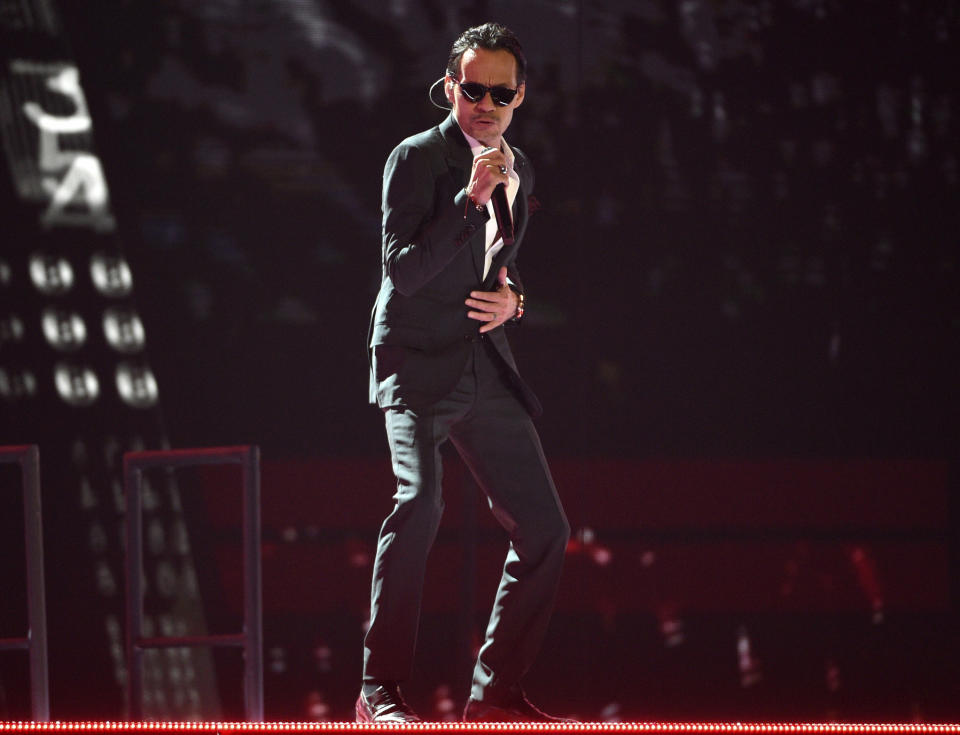 En esta foto del 15 de noviembre del 2018, Marc Anthony canta "Está rico" en la ceremonia de los Latin Grammy en Las Vegas. Marc Anthony, Thalía, Daddy Yankee, Natti Natasha, Reik y Crhistian Nodal están entre los artistas que actuarán en la ceremonia del Premio Lo Nuestro el 21 de febrero, anunció Univision el miércoles 23 de enero del 2019. (Foto por Chris Pizzello/Invision/AP, Archivo)