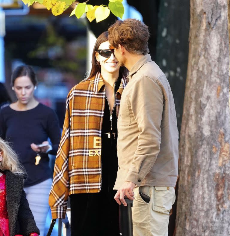 Sonrisas y miradas cómplices entre Irina Shayk y Bradley Cooper